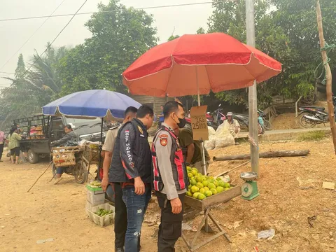 Patroli di Pasar Kalangan Bukit Selabu, Polisi Padukan Pemantauan Sembako dan Pesan Kamtibmas