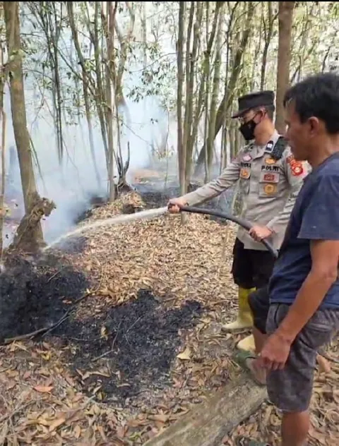 Terima Pengaduan Kebakaran lewat 110, Polisi dan Warga Lakukan Pemadaman di Tanah Abang